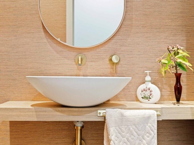 bathroom hand basin with mirror