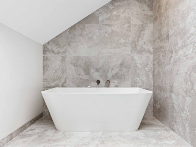 white bath tub